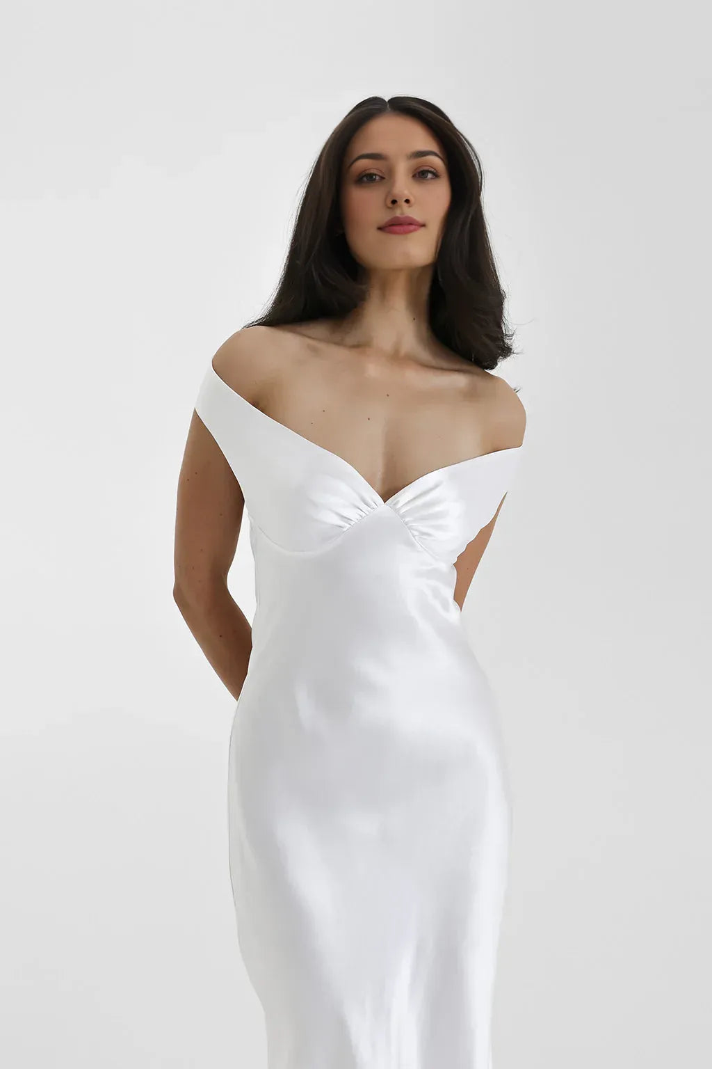 Robe Weitese Fashion Robe longue plissée en satin à épaules dénudées Robe de bal blanche sans manches